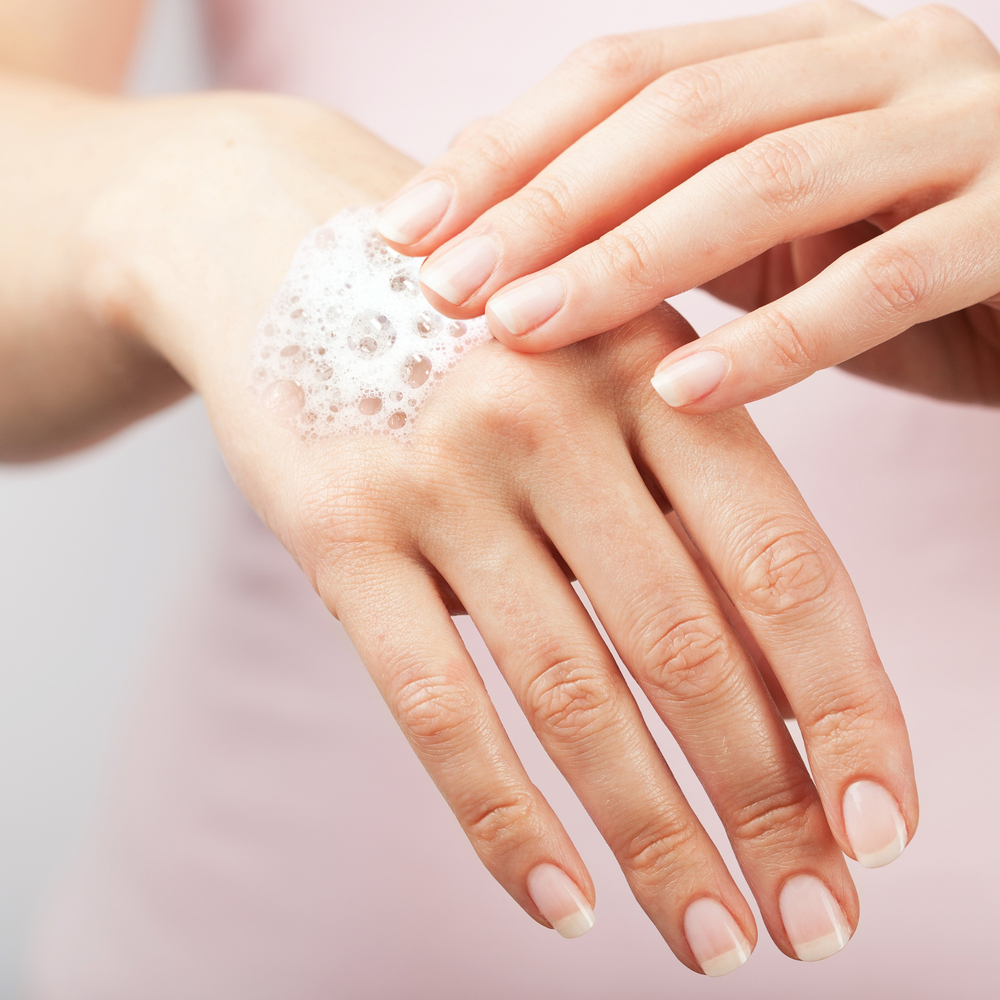 Kleenex® Reveal Ultra Moisturizing Foam Hand Sanitizer, Ecologo, NSF E-3 Rated (45826), Clear, Unscented, 18 oz. Pump Bottles, 4 Bottles / Case - 45826